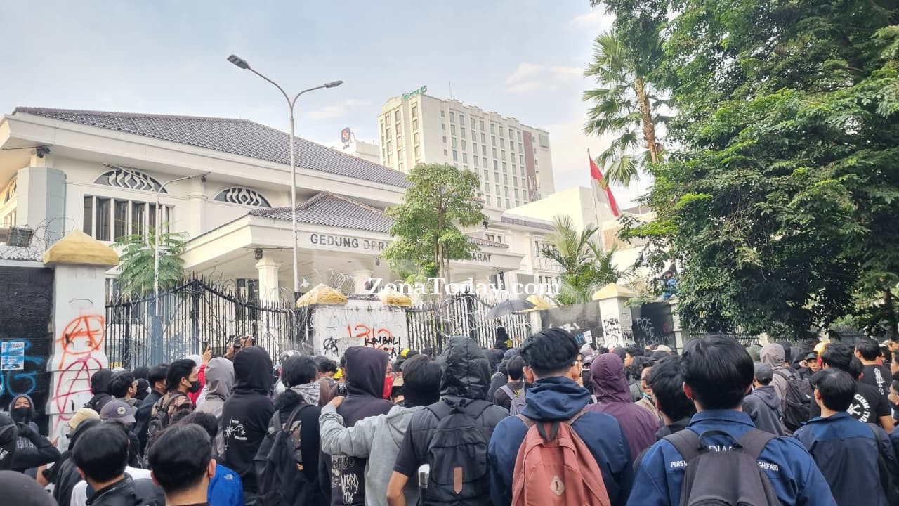 -zona-today-ilustrasi-aksi-demonstrasi-mahasiswa-di-gedung-dprd.jpg